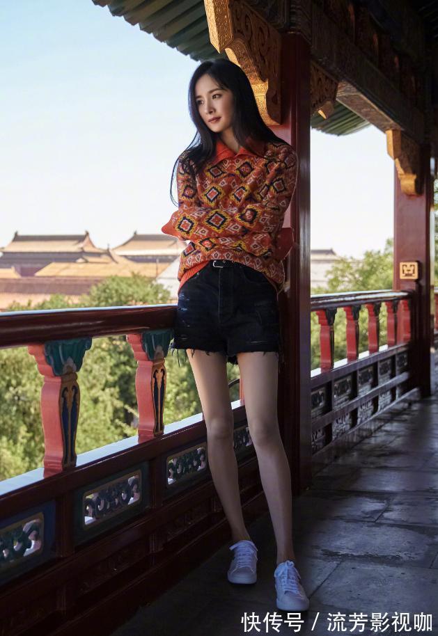 故宫|杨幂上故宫综艺太壕气,穿1w毛衣配平底鞋,“漫画腿”真是绝了