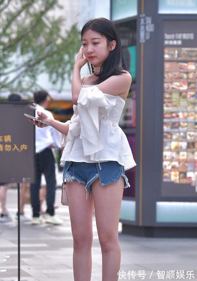 搭配 紧绷束腰的打底裤,让着装造型远离廉价感,简约休闲!