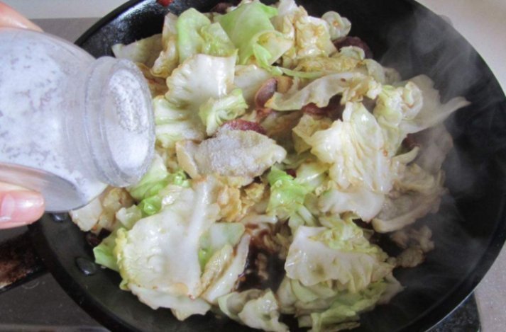 手撕|手撕包菜是过油还是焯水 原来饭店大厨这样做的, 学会受益一辈子