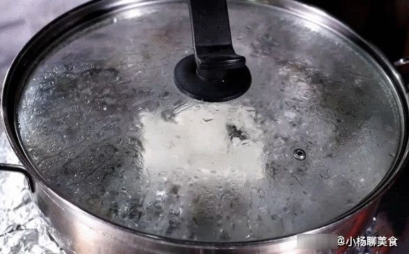 泥鳅钻豆腐|东北名菜泥鳅钻豆腐，只要有一两条泥鳅钻进去，就算是成功了