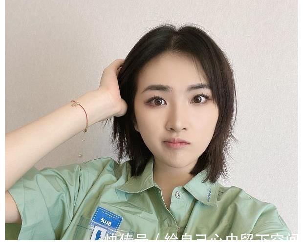 中餐厅5晒“开张海报”，其他人都很朴素，姚安娜却戴墨镜