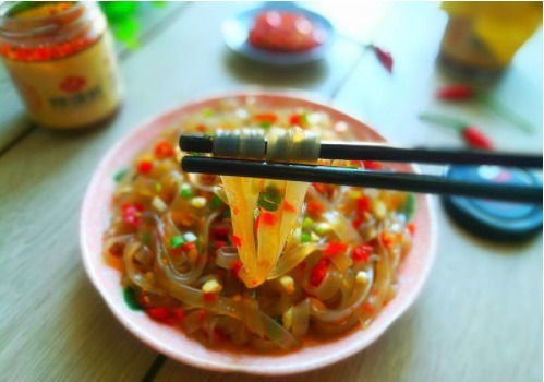  粉条别总炖猪肉了，粉条换个吃法，味道鲜美无比，两个儿子抢着吃