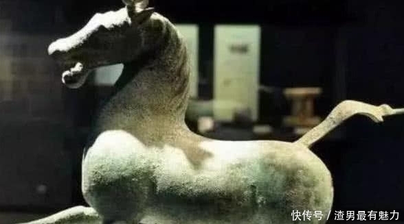 答应|历史课本上的“马踏飞燕”为何只有侧面照?正面:答应我忍住别笑