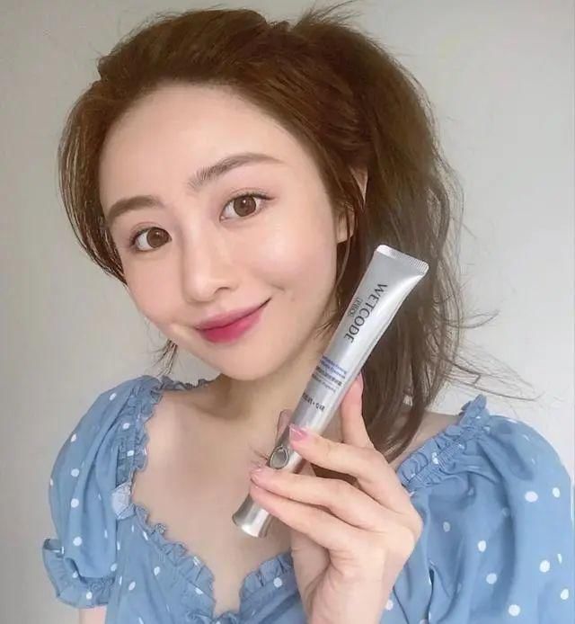 眼霜涂了总是没效果？手法不对，还会长脂肪粒，看你是不是！