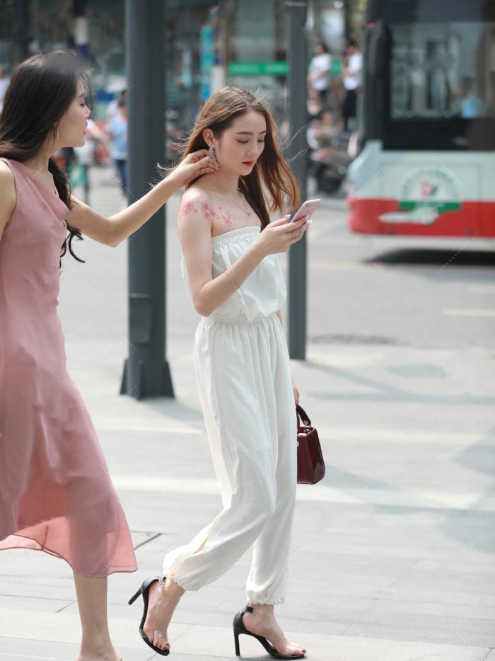 无论是裙子还是裤子,风格都要选择流行的,让你的造型变得更漂亮