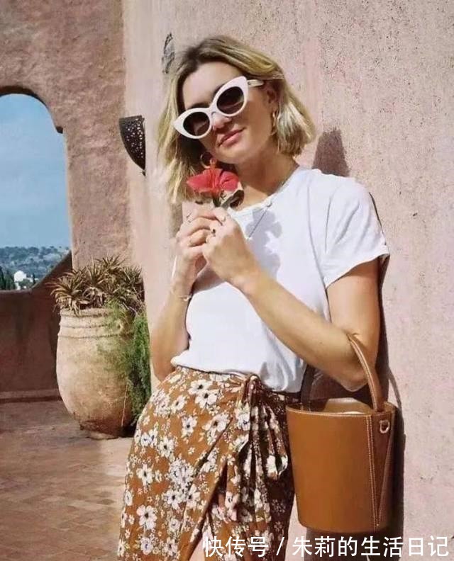 技巧 中年女性穿衣总被人说是“装嫩”，掌握这些搭配技巧，平衡尴尬感！