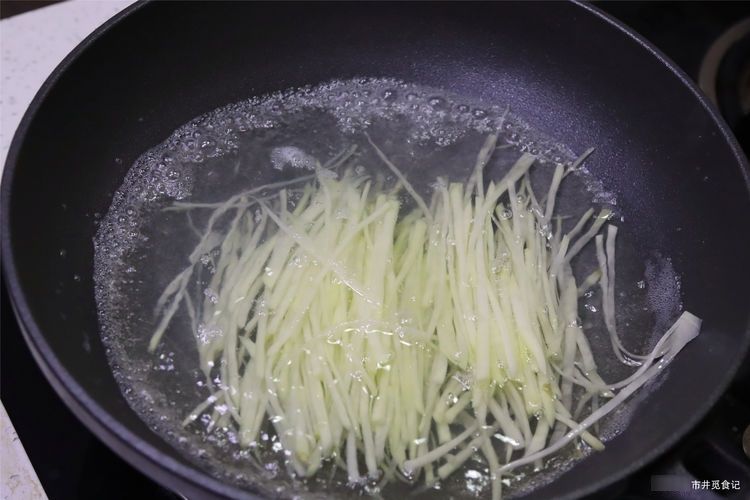 炒土豆丝，掌握放醋时间是关键，搞错的不少，做对了随便炒也好吃