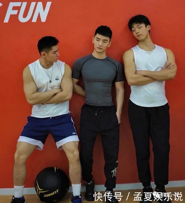 阳光帅气|183cm筋肉大学生酷爱穿灰裤子,这身材太上头了