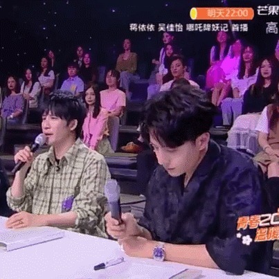 王一博太調皮被誤會，“不滿”選手砸話筒彈飛筆，藏在本后太可愛