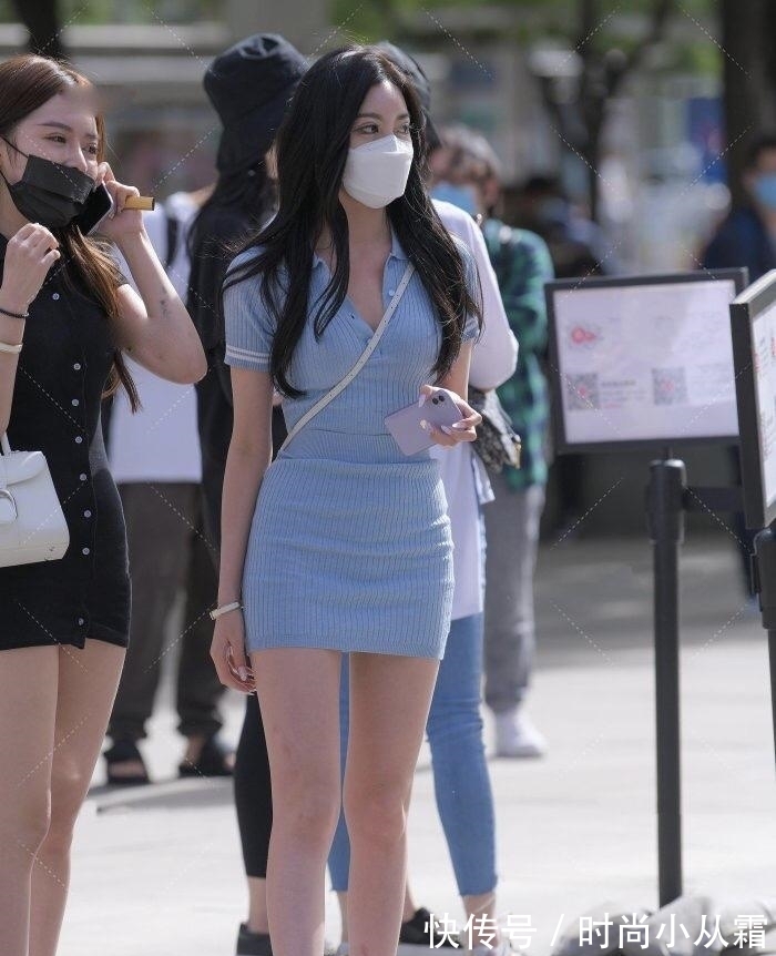 气质|蓝色连衣裙搭配透明的高跟鞋,时尚达人穿搭风格就是够“清新”