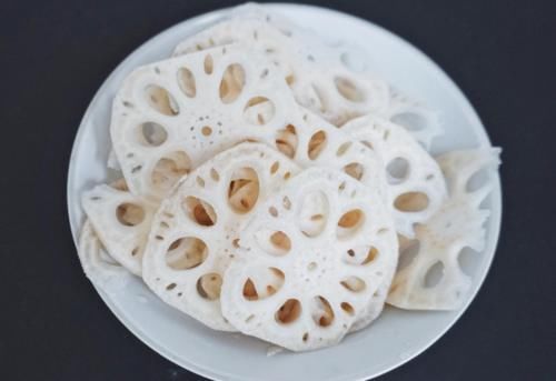 凉拌藕片怎么做才不发黑?牢记3窍门,藕片白净如雪,脆爽可口