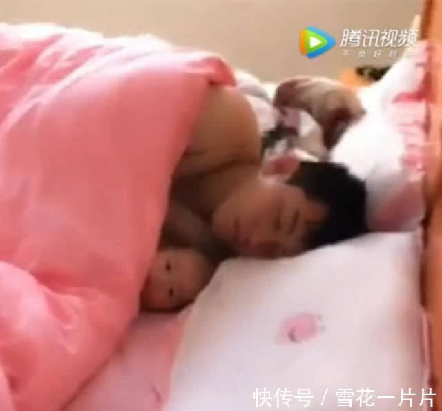 妈妈|妈妈起床后爸爸搂着宝宝睡觉,当妈妈回头看到时,眼圈湿润