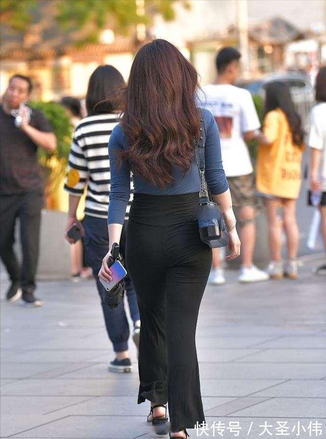 小姐姐|美女街拍:穿打底裤的小姐姐,格外青春减龄,令人羡慕