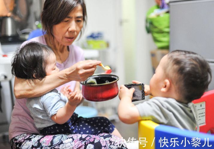 小餐桌|老人别再给宝宝这样喂辅食，若发现这些情况，妈妈要及时沟通