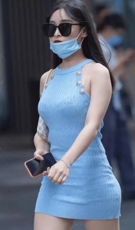 天蓝色紧身裙+水晶小高鞋跟，高挑感，尽显优雅婉约气质