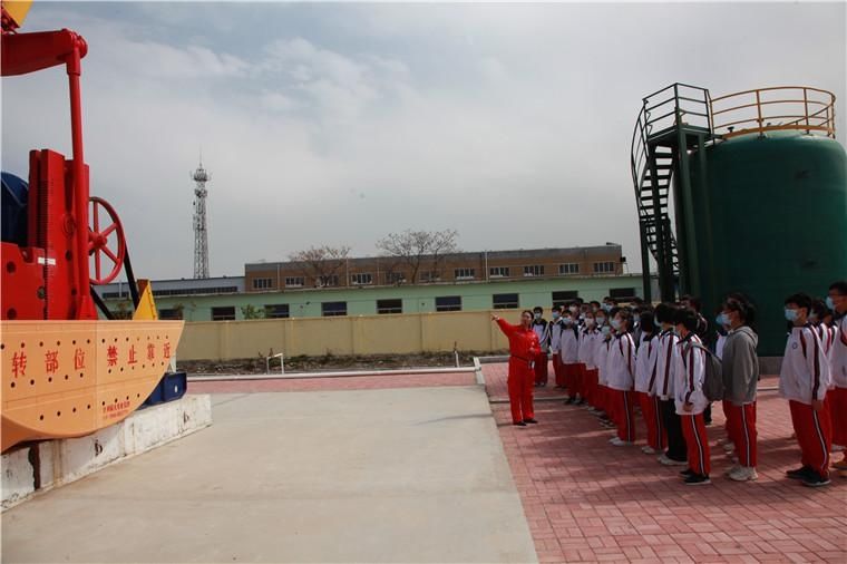 东营市胜利第十三中学学生到河口采油厂“青工技术创新实践基地”参观学习