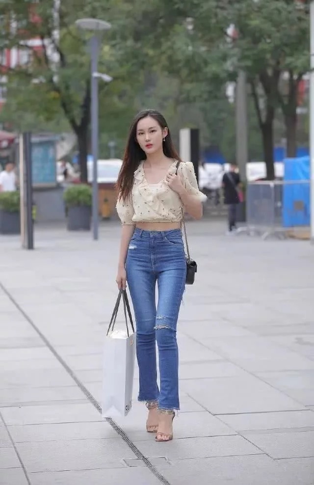 短袖|街拍:小姐姐身穿短袖T恤,搭配一条高腰短裙,非常的显瘦