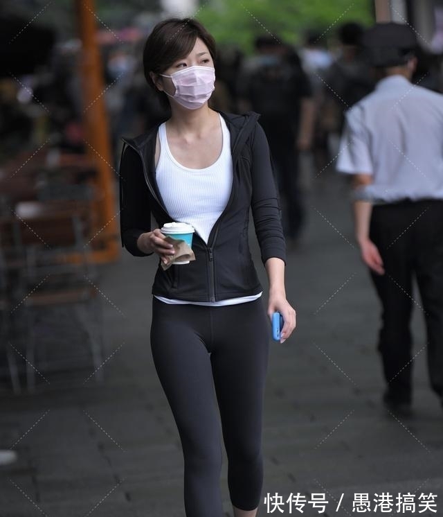 打底裤 街拍:逛街搭配同色系打底裤,优雅的身姿扮靓了街头