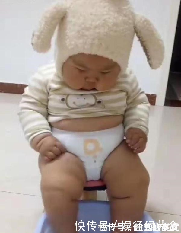 肥胖|胖墩宝宝泡脚走红,满身肉肉抢镜,网友成不了花朵成“多肉”啊