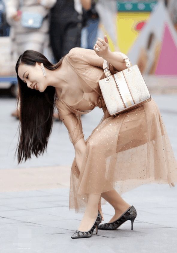 热裤|街拍身材高挑的小姐姐,下半身穿牛仔热裤,直接展示自己好看的腿型