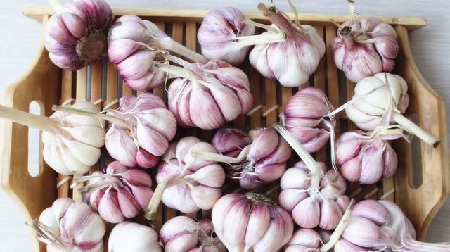 大蒜皮别再扔了,有钱人都留在家里用,用途花钱买不到,厉害了