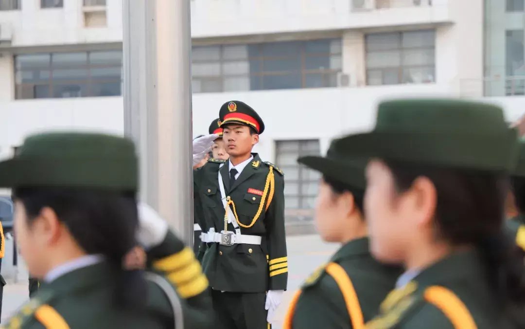 新闻记者|鲁北技师学院举行“宪法在心中 安全伴我行”主题升旗仪式