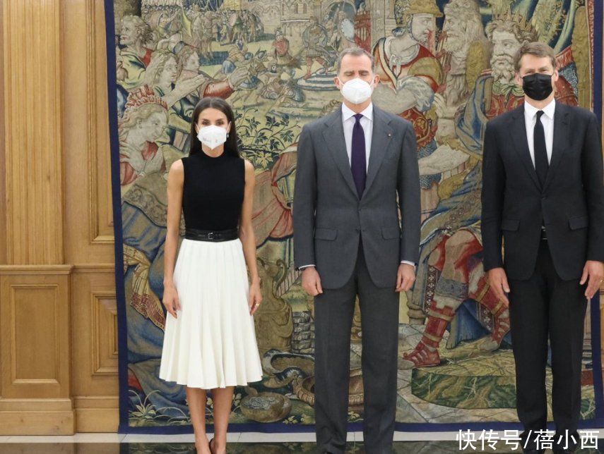 无敌|西班牙王后高级感无敌了，穿印花上衣配直筒裤好美，真给国王长脸