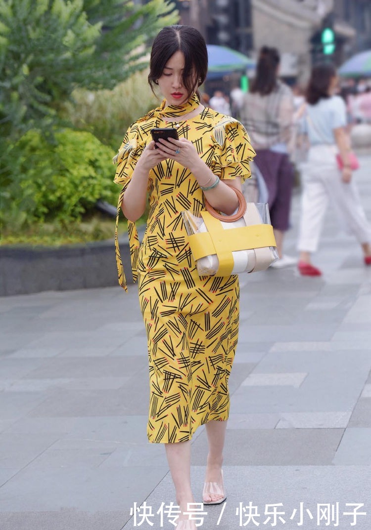 造型|窄V型领的设计,为了丰富造型细节,她还特意搭配了一条吊坠项链