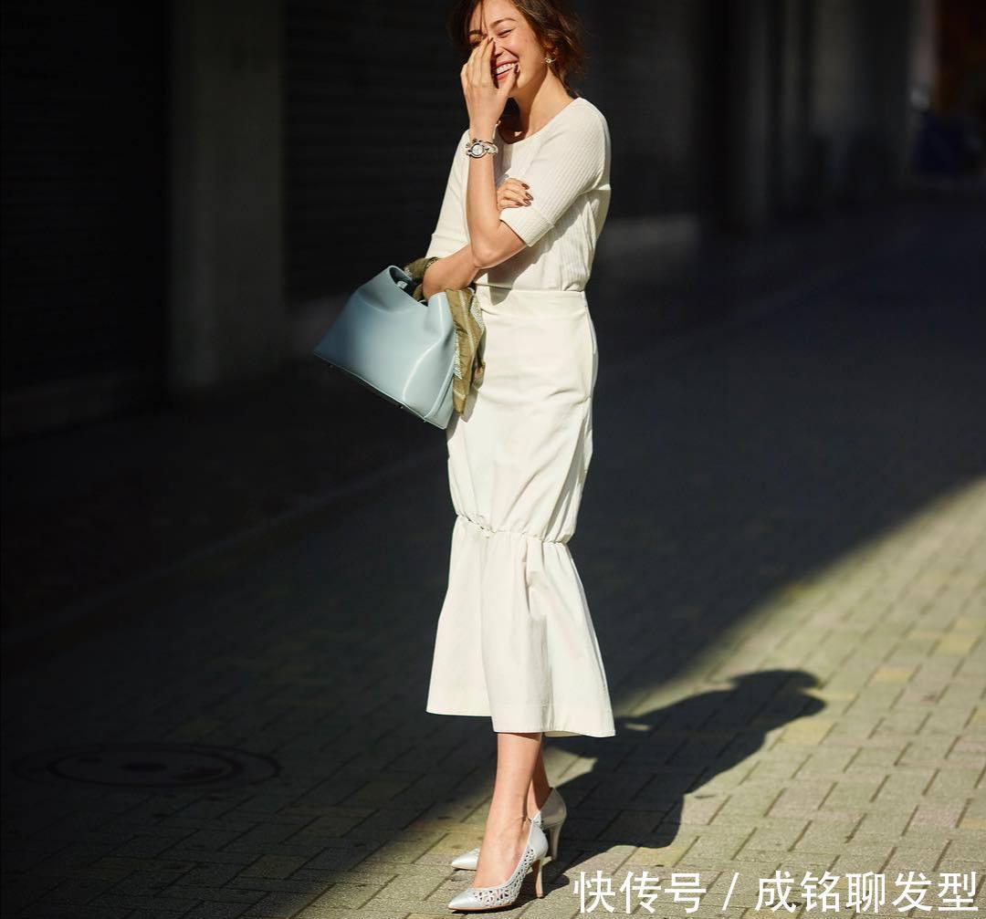 用“丝巾”点缀夏装,时尚减龄又显气质,精致好看又显女人味