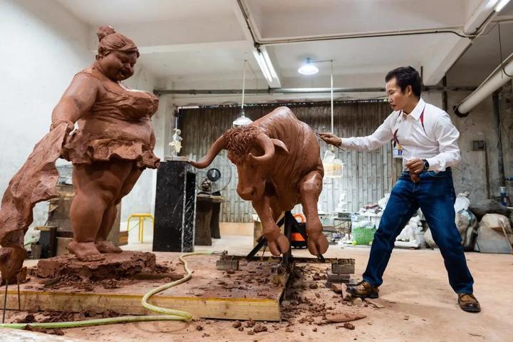 放大|“肥女斗牛”泥稿放大,为西班牙而作