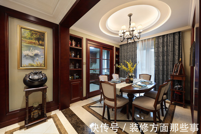 客厅|155平美式风三居室客厅望向餐厅整体红色调,让人感觉无比温馨