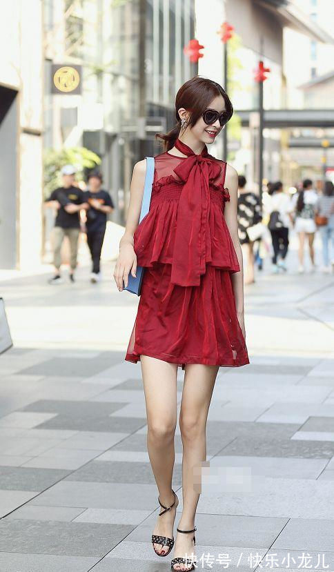 高跟鞋 小姐姐搭配一件白色的落肩上衣,看上去时尚又可爱