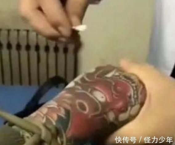 伸出手|小伙生病去医院治疗,当他伸出手的瞬间,输液护士却泪奔了