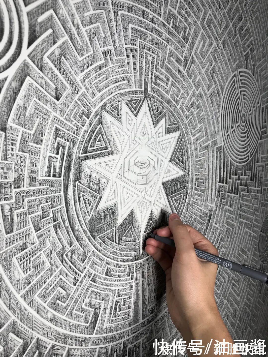 素描#这幅素描耗时1年半,画完后直接“封神”,网友:眼睛都看不过来