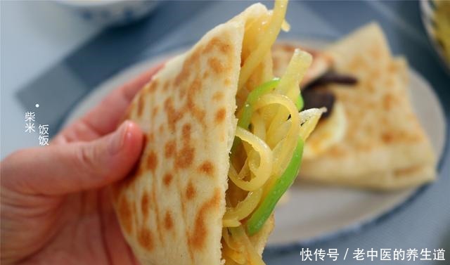 发面饼还可以这样做,大空心,加上自己爱吃的菜,人人喜欢