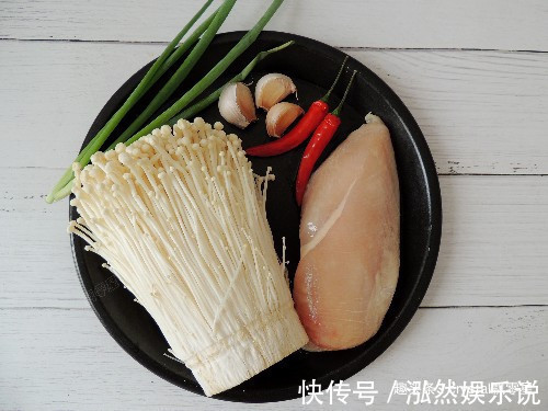 蒜蓉酱汁|鸡胸肉蒸着吃，鲜嫩多汁超入味，开胃下饭两不误，一盘不够吃