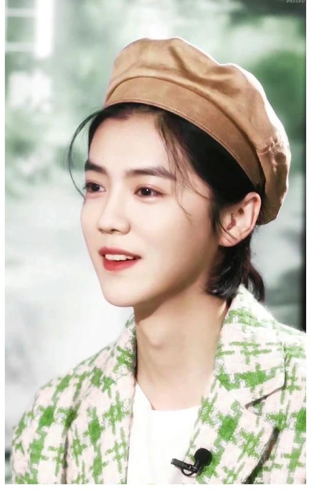 鹿晗被水误伤,表情引发关注,关键时候也不忘放下手上的羊肉串