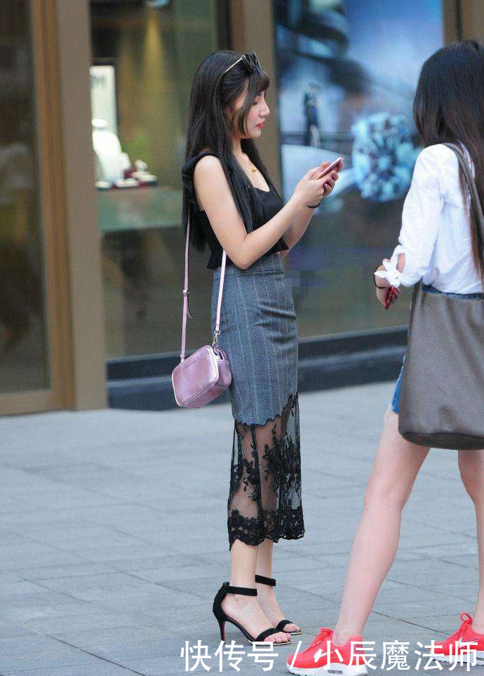 美女穿搭靓丽多彩的裙子穿搭,演绎初夏时节的街头时尚