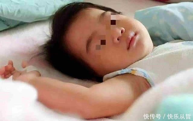 “举手睡觉”是宝宝的保护机制?宝宝投降睡姿下的秘密,要掌握