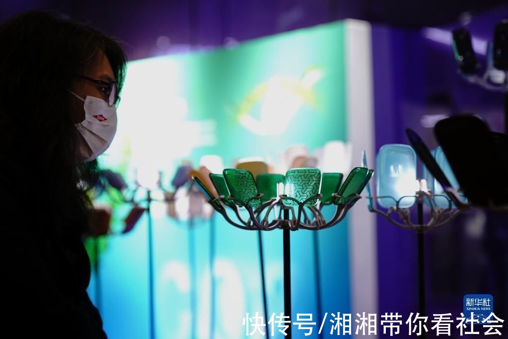参观者|在技术装备展区领略“科技之美”