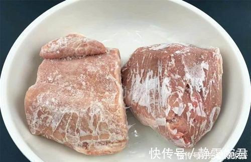 解冻肉先泡水就错了，肉店老板教我一招，迅速解冻吃着跟鲜肉一样