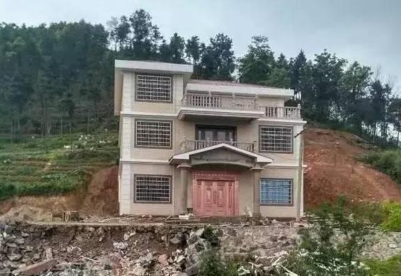 全村|花35万回老家盖房,三层别墅人人羡慕,一场暴雨我成了全村笑话