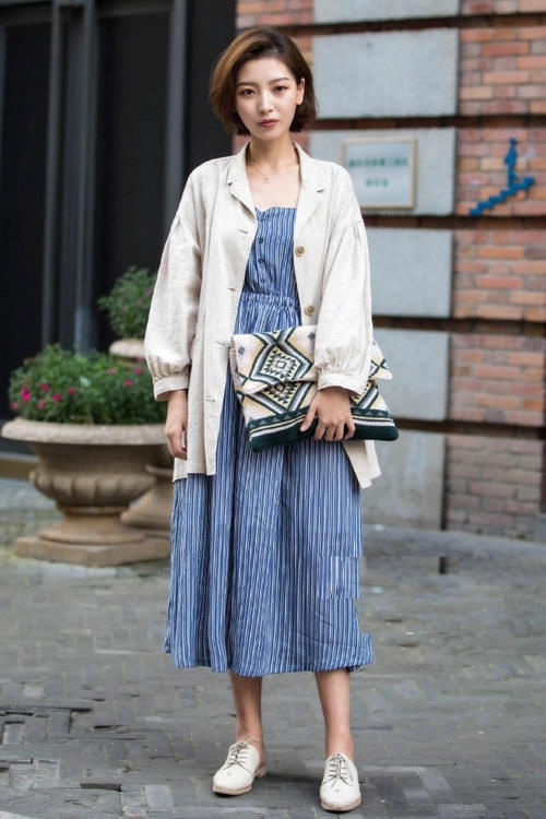 美女穿搭：穿搭新潮的美女，短裤和短裙的百变混搭，潮流范儿十足！