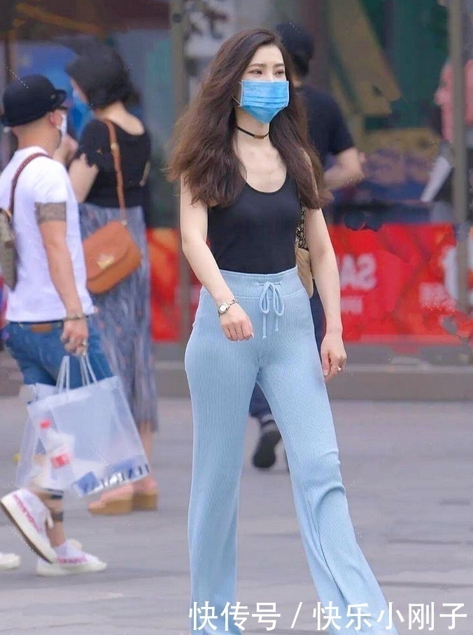 搭配|小姐姐有小肚腩也不用怕,搭配修身短T恤,令人眼前一亮!