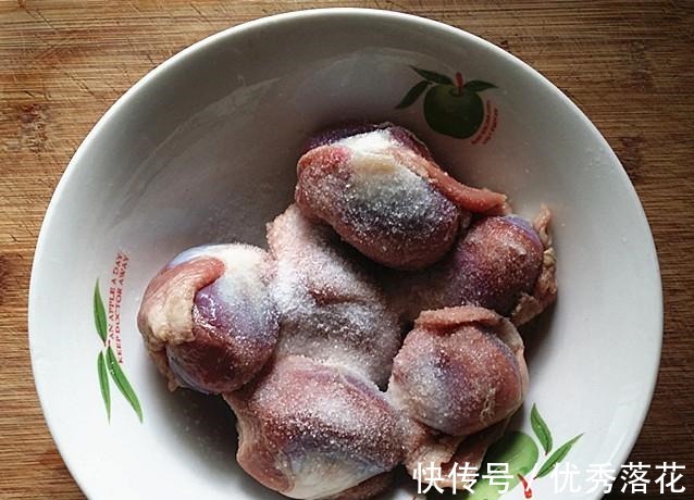 清脆|鸭肉怎么吃教你一道盐水鸭胗，清脆爽口，吃起来使人心旷神怡！
