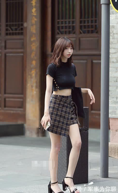 热爱运动 小姐姐搭配一件黑色的小吊带,给人一种很清凉的感觉