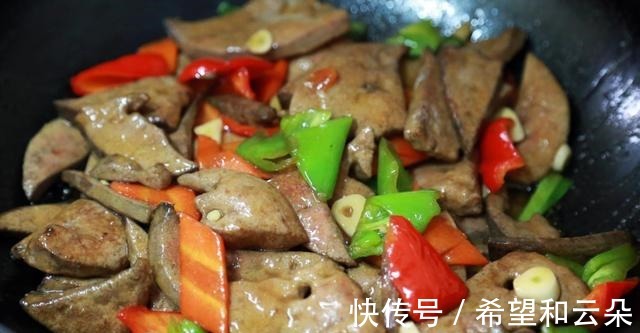 滋补|猪肝这样炒，又鲜又嫩，下饭又解馋，营养滋补，家人吃不够！
