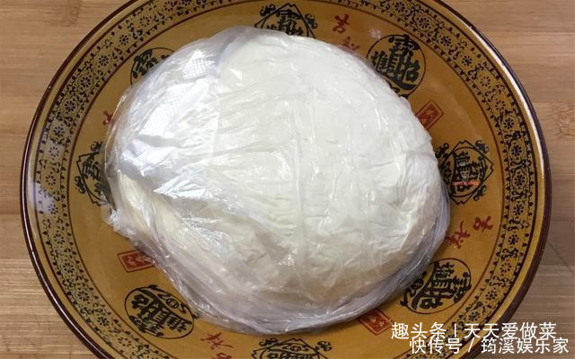 韭菜烙盒子,这么做饼皮不干不硬特柔软,鲜香又入味,真解馋