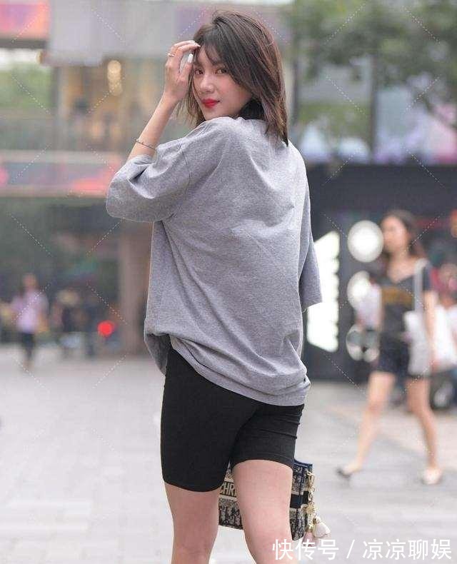 时尚|美女一袭时尚的打底裤,简单却很个性,简单有型