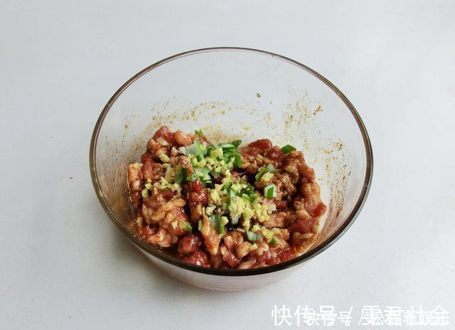 面团|蒸包子时，记得不要只加酵母，面里加2样，包子又白又软又香又甜